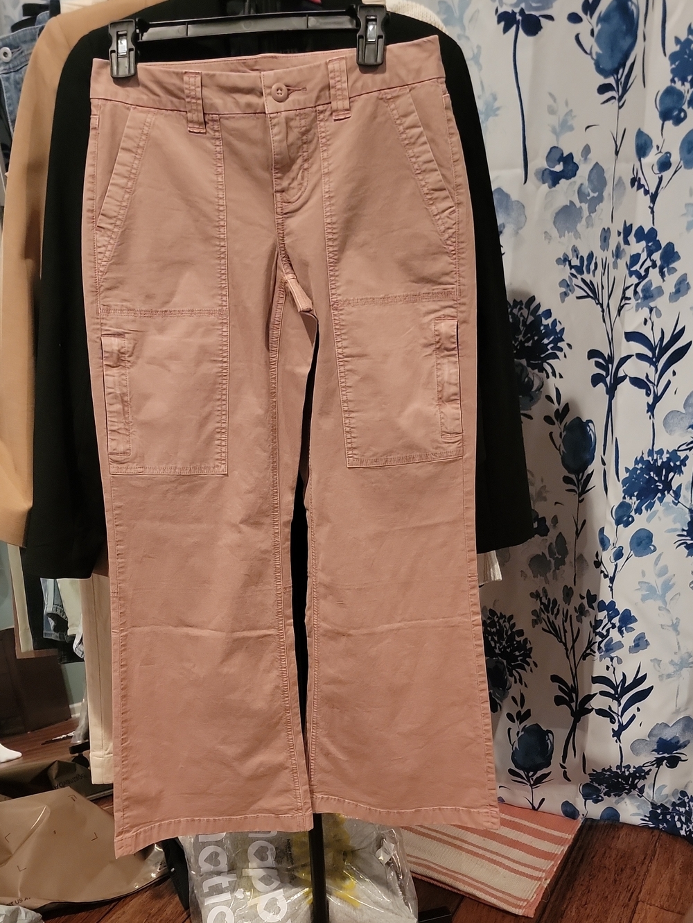 Nwot American Eagle  Wide-Leg Low Rise Cargo Pants in MAUVE Size 4R